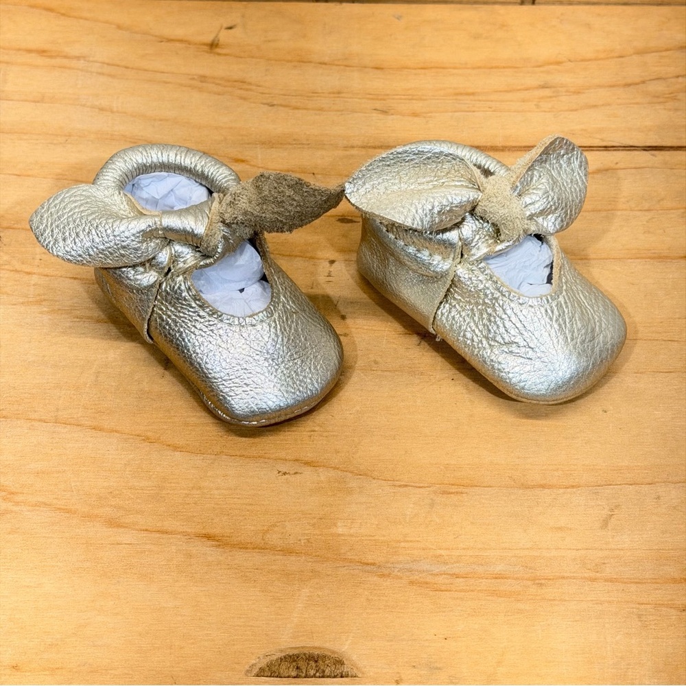 Freshly‎ Picked KNOTTED BOW Moccasins Gold Soft Sole Crib Shoes Baby Size 1 READ